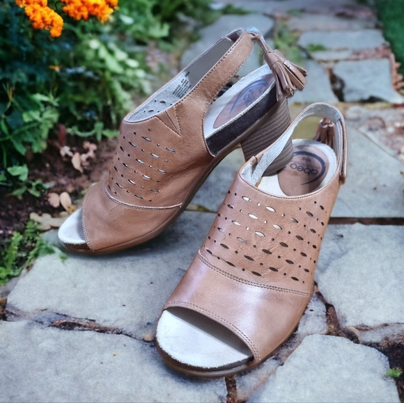 Abeo Bio System Leather Tan Heeled Sandals with Tassels - Picture 2 of 11